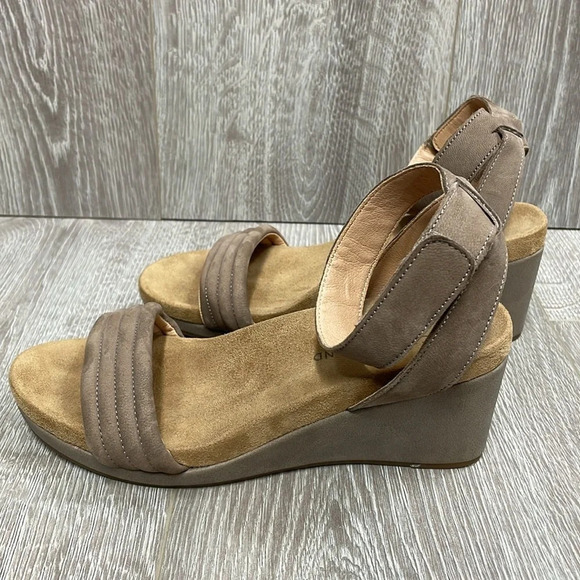 Lucky Brand Kellio Leather Ankle Strap Wedge Sandal Taupe Brown 6.5M - Picture 2 of 16